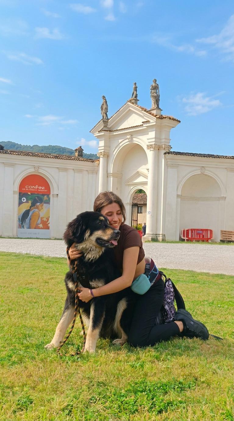 Giulia abbraccia Bucky, il suo pastore della Sila, davanti al cancello di casa